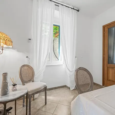 Boutique Anna Varos Villa