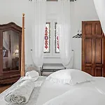 Boutique Anna Varos Villa