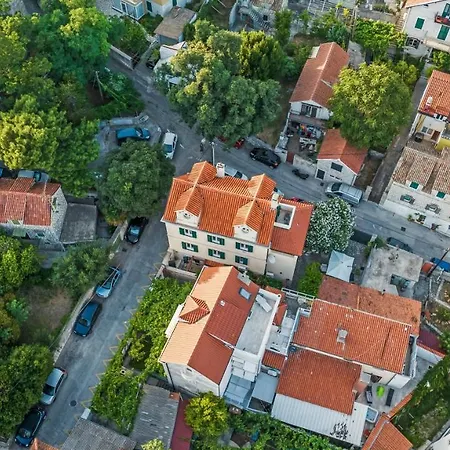 Boutique Anna Varos Villa