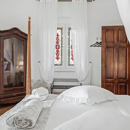 Boutique Anna Varos Villa