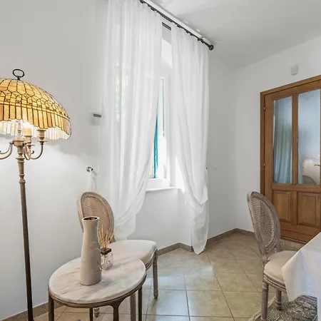 Boutique Anna Varos Villa