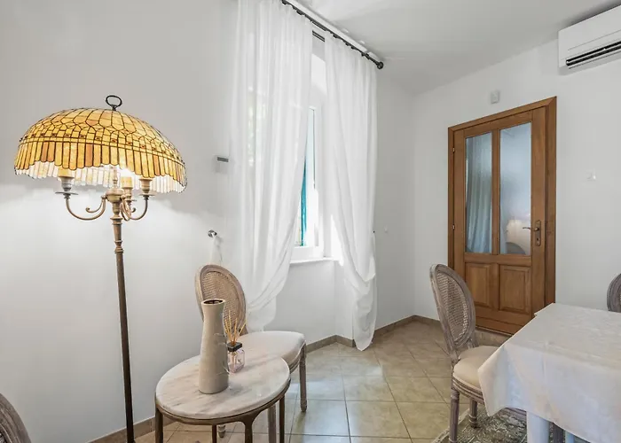 Boutique Anna Varos Villa