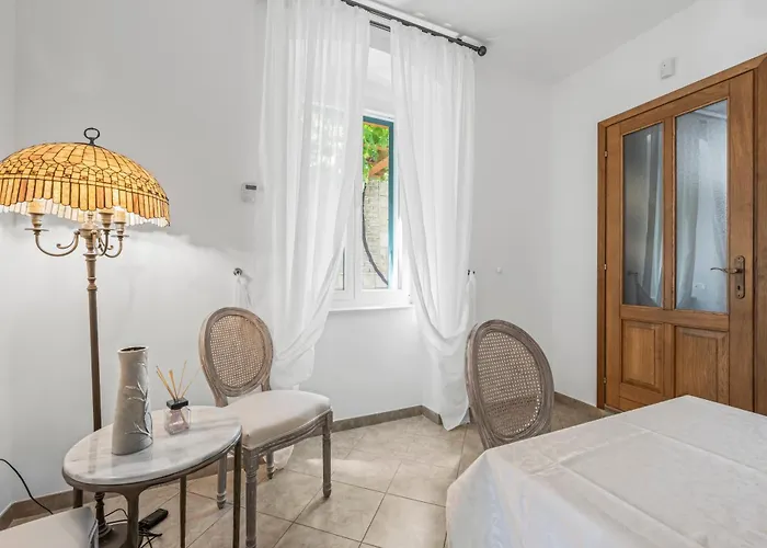 Boutique Anna Varos Villa